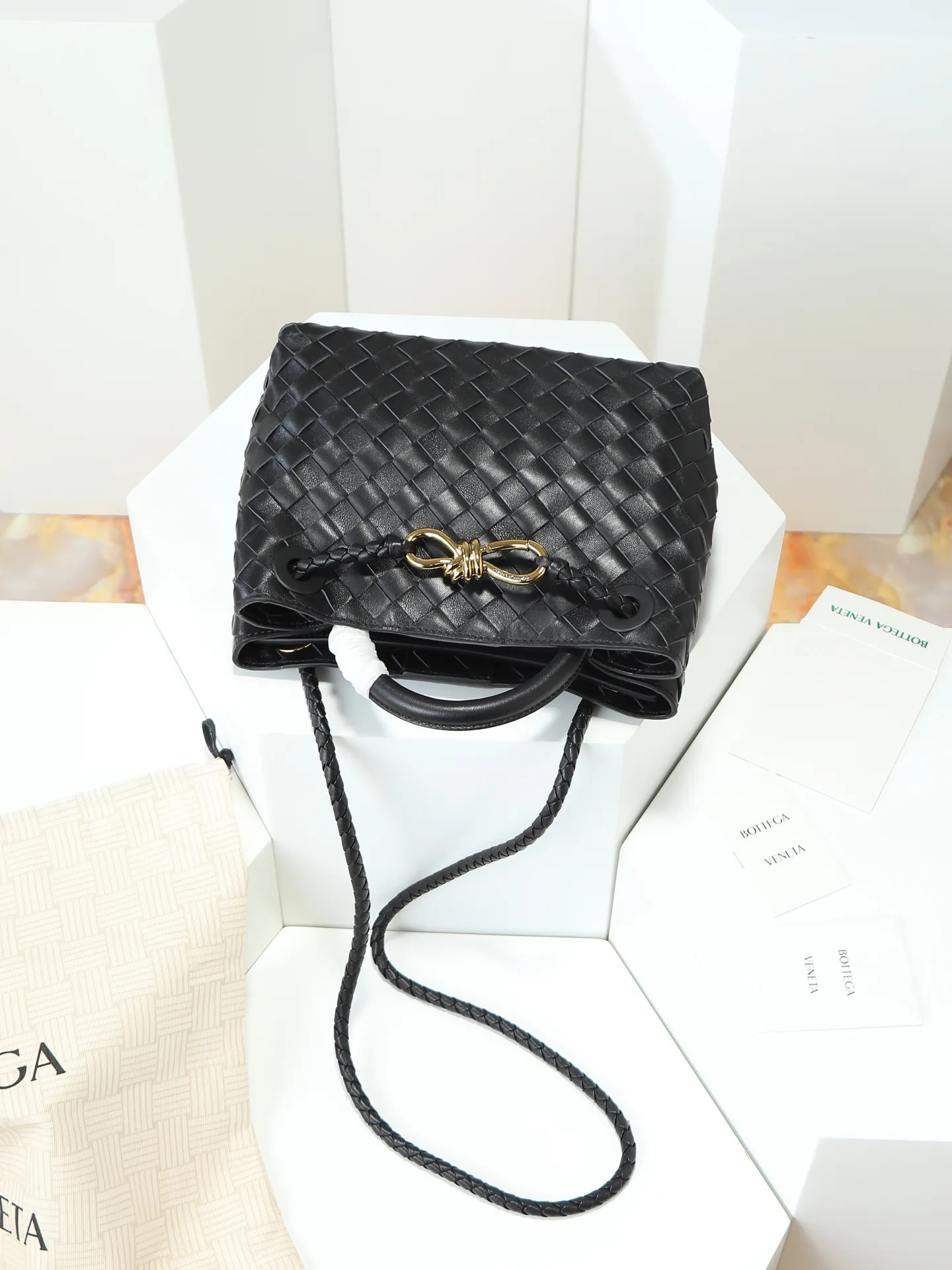 1300. Andiamo is shipping‼ ️Really popular🔥The new Andiamo woven handbag launched by Bottega Veneta this season is really popular all over the world! ! Celebrities at home and abroad have worn it, and Oscar-winning actress Michelle Yeoh has taken it out on the street. Song Jia, Trai Yala, Yu Feihong, Sanji Ayaka, Rosie Hunting-Whiteley, Yoshioka Riho, etc. have all worn this bag. It is classic and versatile and shows off your temperament, and the bag capacity is also large, which is very convenient for daily commuting! ! A variety of carrying methods, the shoulder straps can be adjusted by yourself, the original lambskin feels soft and delicate, and the unisex style breaks the gender boundaries and brings a more practical and long-lasting use experience. Andiamo, which has both elegant and casual styles, perfectly interprets the true appearance of "fashionable old money style". Style number: 766014 Size: 25*22*10.5cm